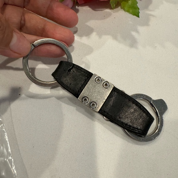 Authentic Louis Vuitton key ring - Picture 5 of 6